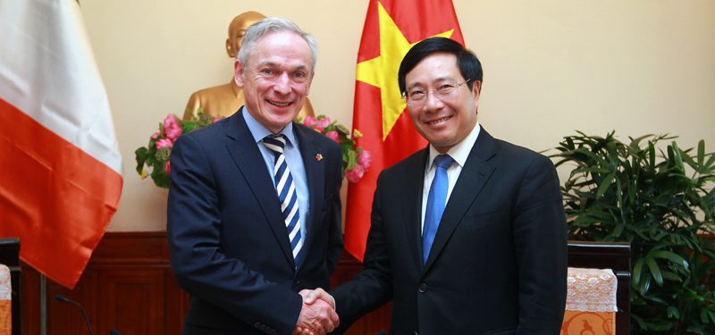 Ireland's Minister for Education and Skills Richard Bruton with Vietnam's deputy PM Pham Binh Minh Photo: VGP